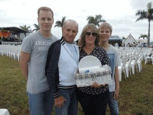 Vera e o esposo Gilberto com os filhos João Vitor e Luiz Antonio.