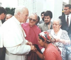 Terezinha beija as mãos de João Paulo II