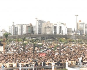 Multidão presente na celebração no aterro da Baía Sul
