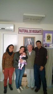 Tamajara, Adriana e o esposo Jorge com a filha Sahara e Pe. Joaquim ao centro.