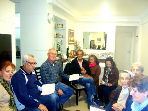 Os participantes do Grupo Bíblico Santa Terezinha, de Florianópolis, tem como rotina o engajamento social na Igreja. 