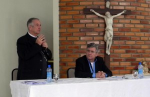 Dom Petrini com Pe. Vitor Feller durante o Congresso Teológico na FACASC.
