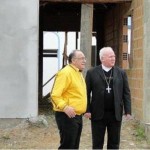 O Arcebispo Dom Wilson na visita ao local e abençoando a casa de retiros do MI. 