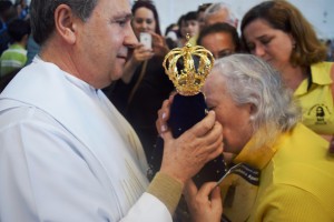 Padre Luiz Rebelatto passou com imagem no meio fiéis no Santuário de Santa Paulina