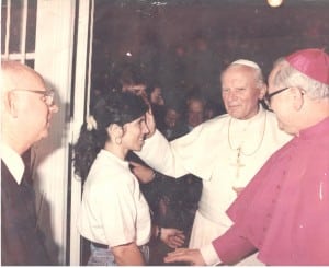 Ana Maria recebe a benção do Papa