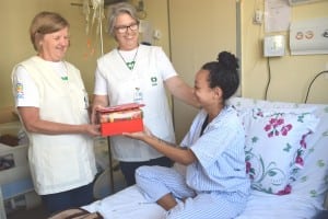 As voluntárias Maria Dobeck e Ana Dutra, com uma paciente do HU, em Florianópolis