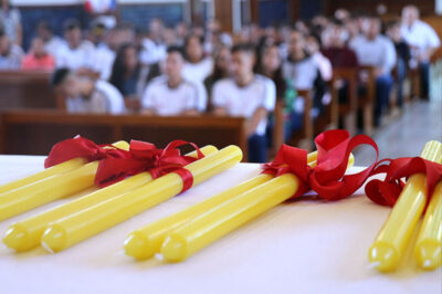 foto de velas com fitas vermelhas para serem usadas na bênção da garganta, na festa de são brás.
Foto: Escola Salesiana São José - Campinas/SP (antes da pandemia)